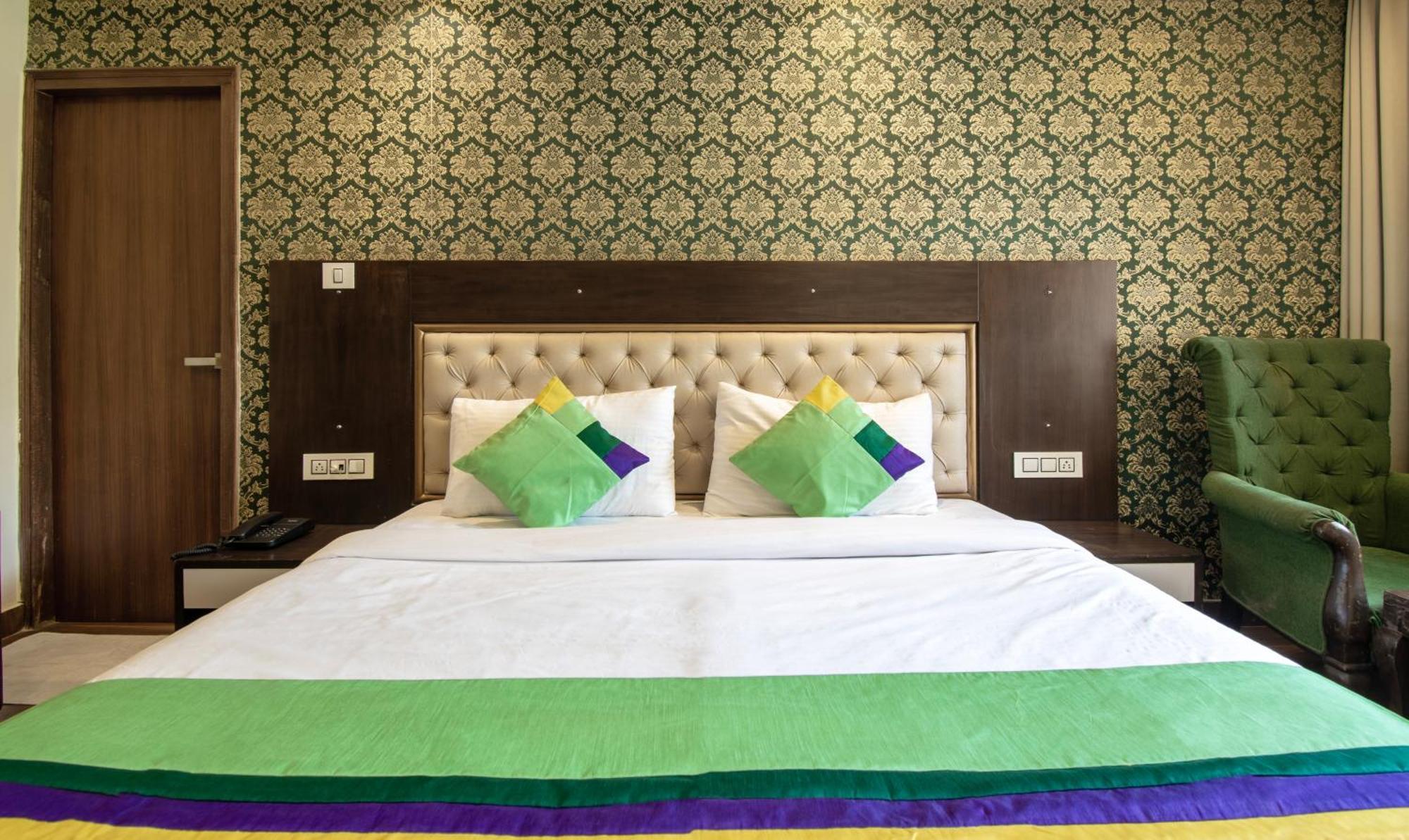 Отель Ambika Residency, Near Hidimba Devi Temple Манали Экстерьер фото