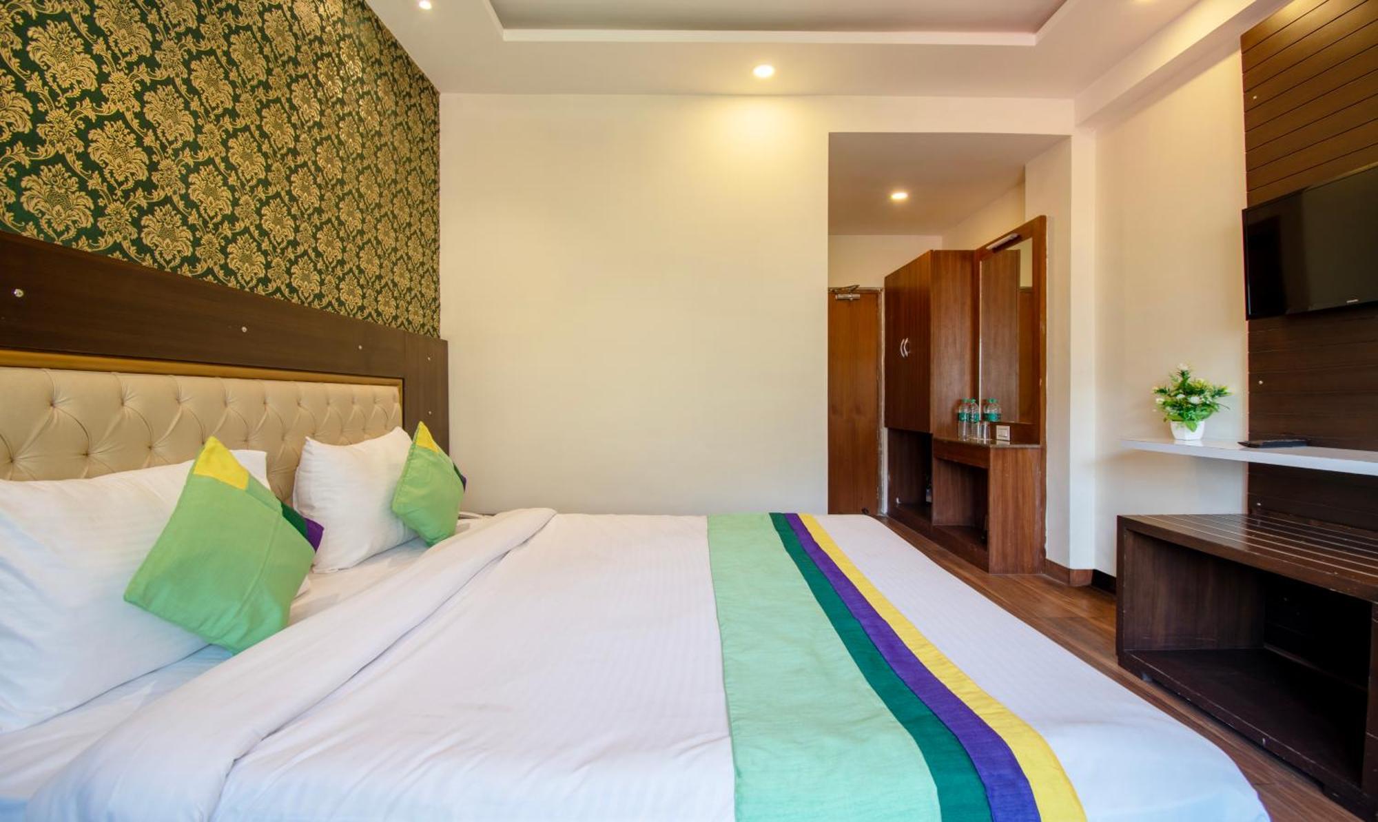 Отель Ambika Residency, Near Hidimba Devi Temple Манали Экстерьер фото