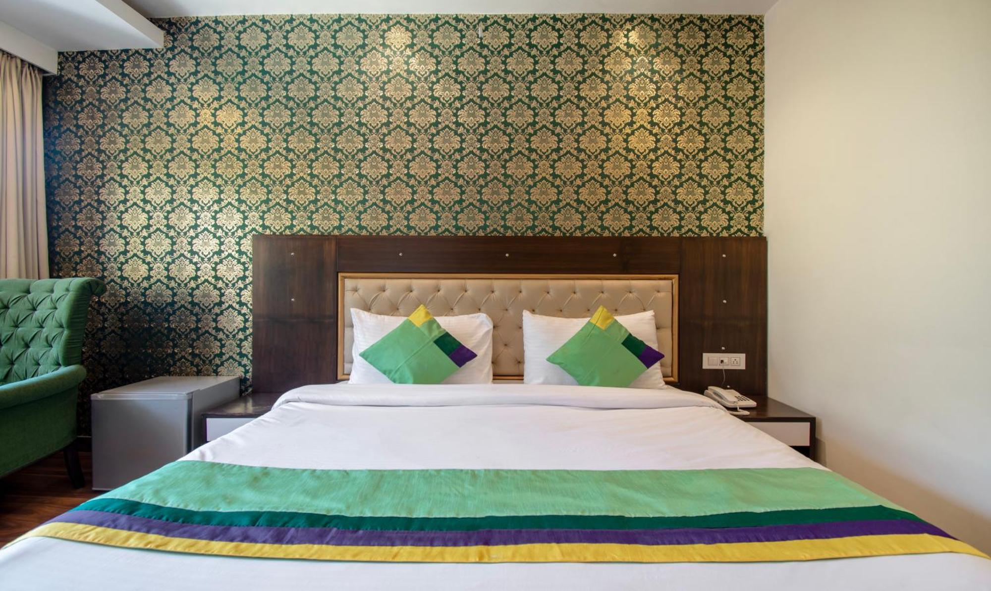 Отель Ambika Residency, Near Hidimba Devi Temple Манали Экстерьер фото