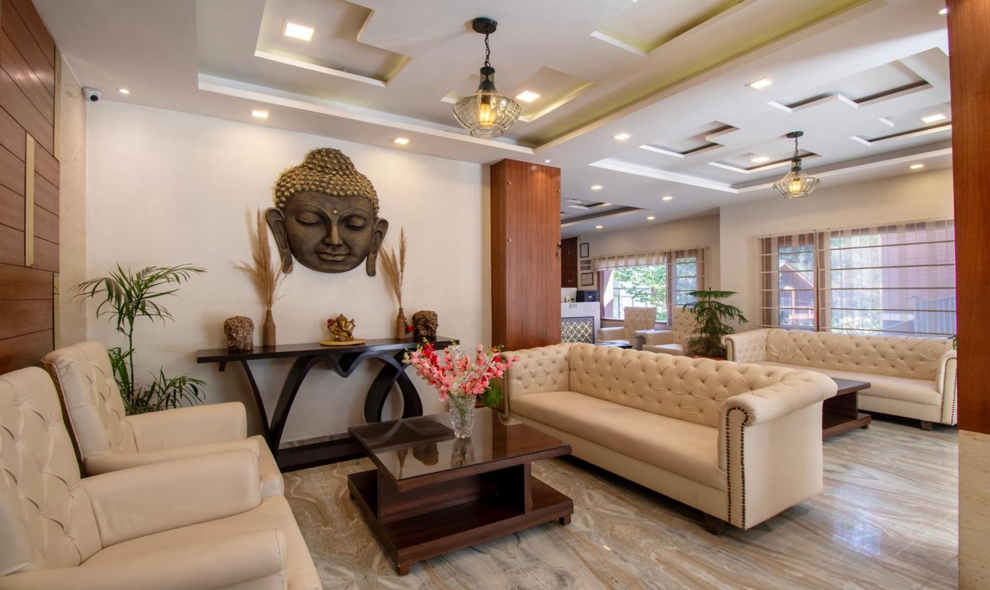 Отель Ambika Residency, Near Hidimba Devi Temple Манали Экстерьер фото